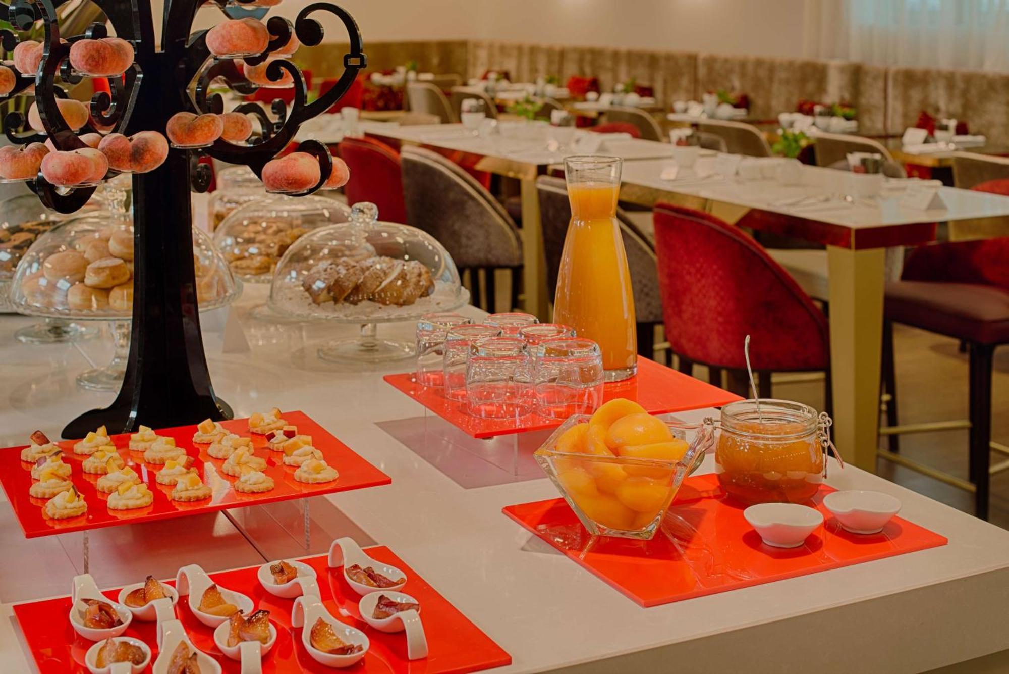 Nh Collection Milano President Hotel Ngoại thất bức ảnh A buffet at a hotel